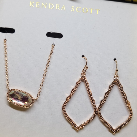 NWT KENDRA SCOTT BLUSH DICHROIC NECKLACE AND EARRINGS SET IN ROSE GOLD GIFT BOX - Picture 8 of 11